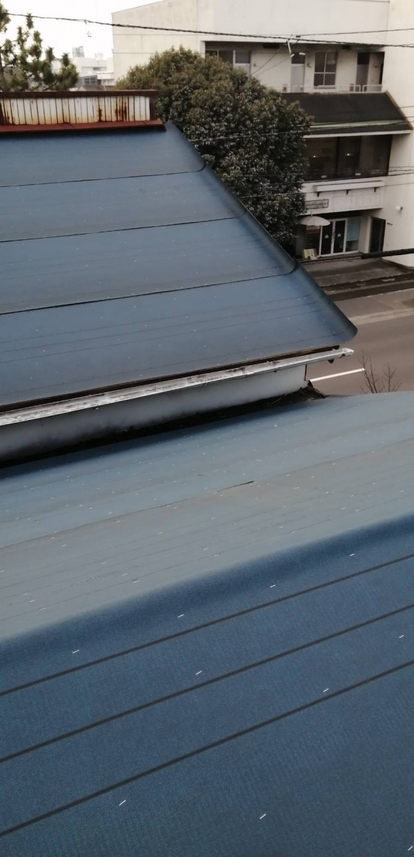 香川県高松市福岡町で屋根の葺き替え工事中です。